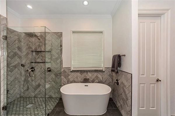 R. REYES CUSTOM HOMES & CONSTRUCTION