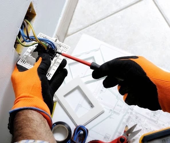 The Speedy Electricians of Castle Rock